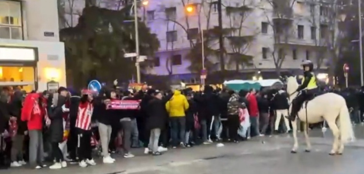 馬競球迷進入伯納烏時向人群投擲雜物，導致安保對其進行脫鞋檢查