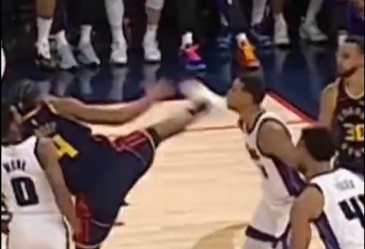抬腳過高踢到了對手下巴！NBA官方：穆迪這一動作被判1級惡犯