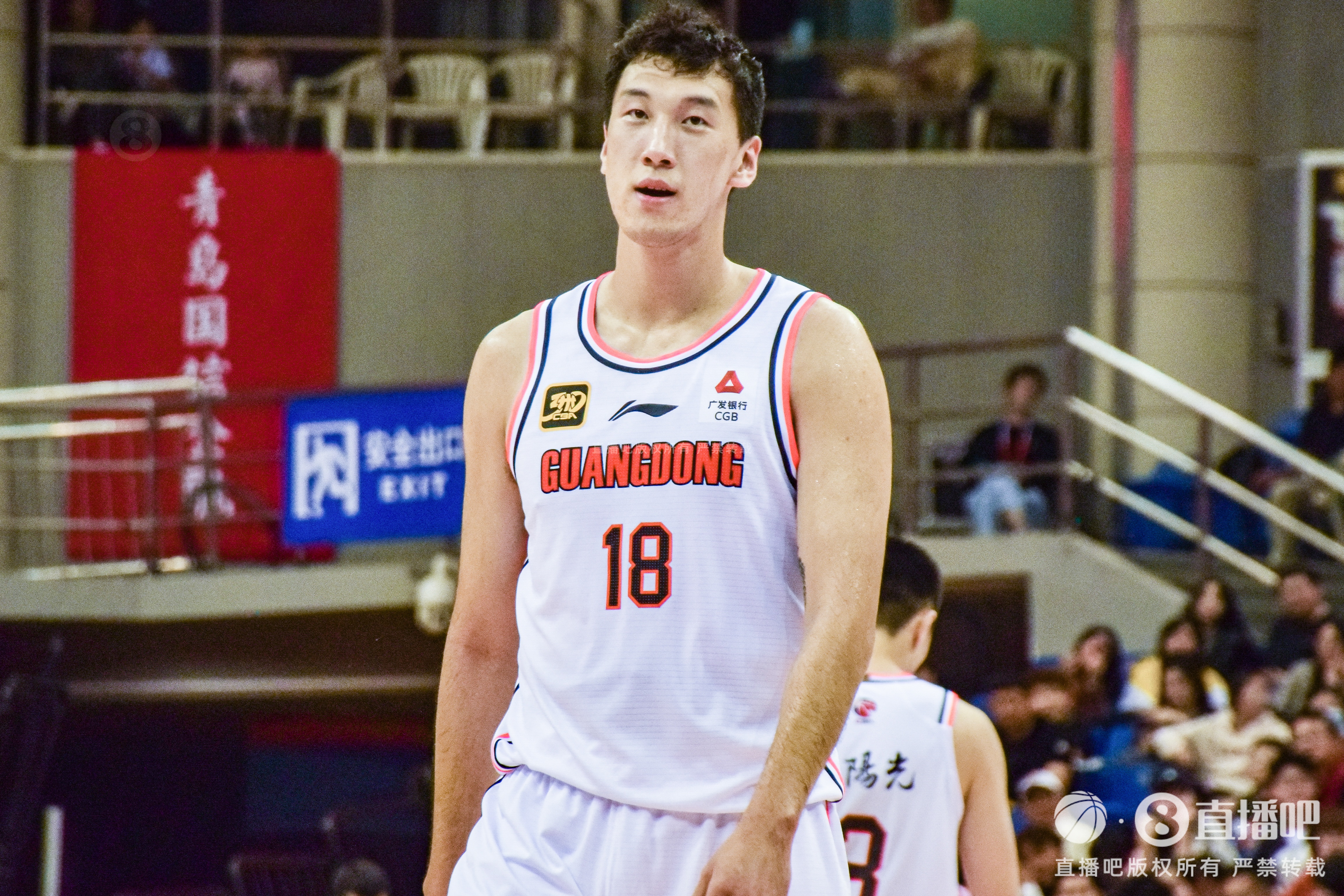 高炮臺發威！杜潤旺半場6中5拿到13分2斷1帽 三分3中3